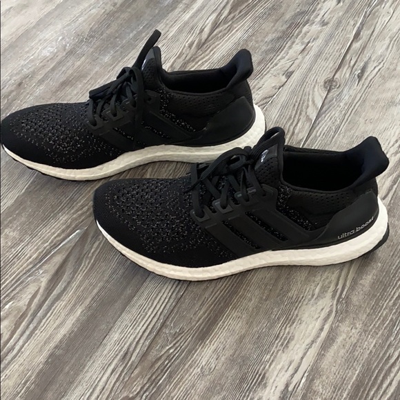 Women’s Adidas Ultraboost. Size 9 - Picture 1 of 3